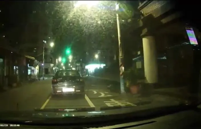 警方發現可疑車輛欲上前盤查。板橋警分局提供