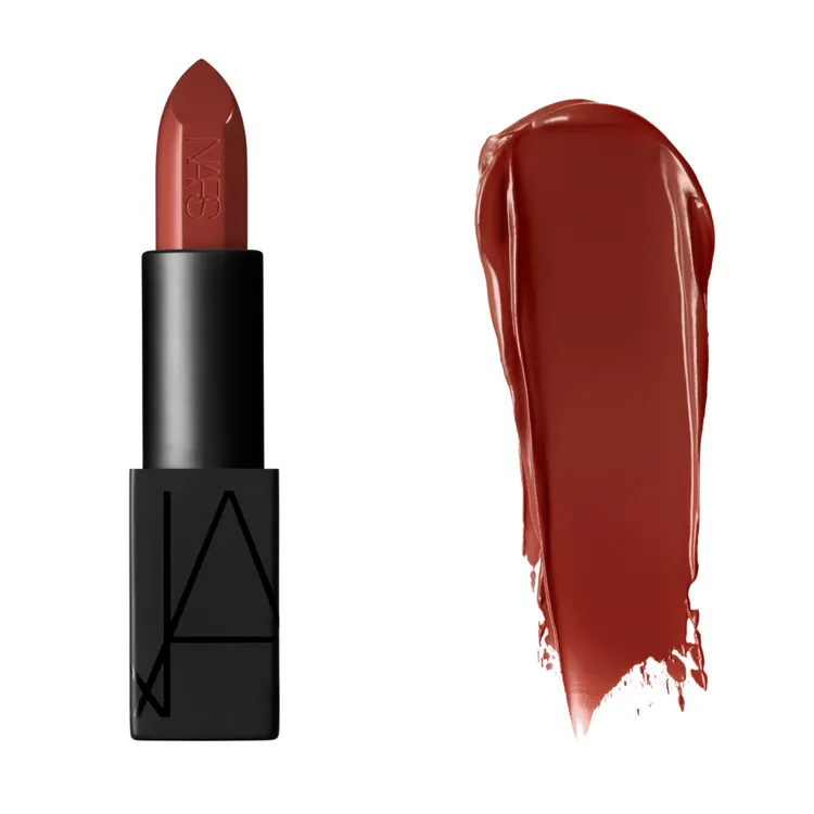 惹火唇膏#Mona桃木紅棕，1100元。品牌提供