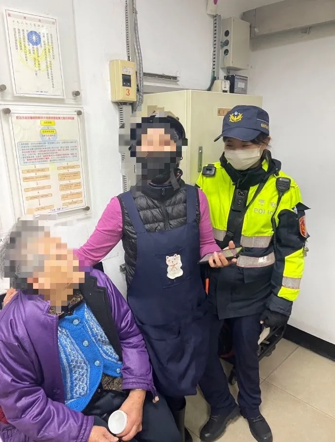 警方順利連絡上婦人媳婦，並協助送返回家。警方提供