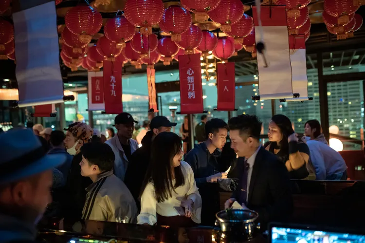 過年期間不打烊，年輕男女想小酌可來high一下。FRANK TAIPEI提供