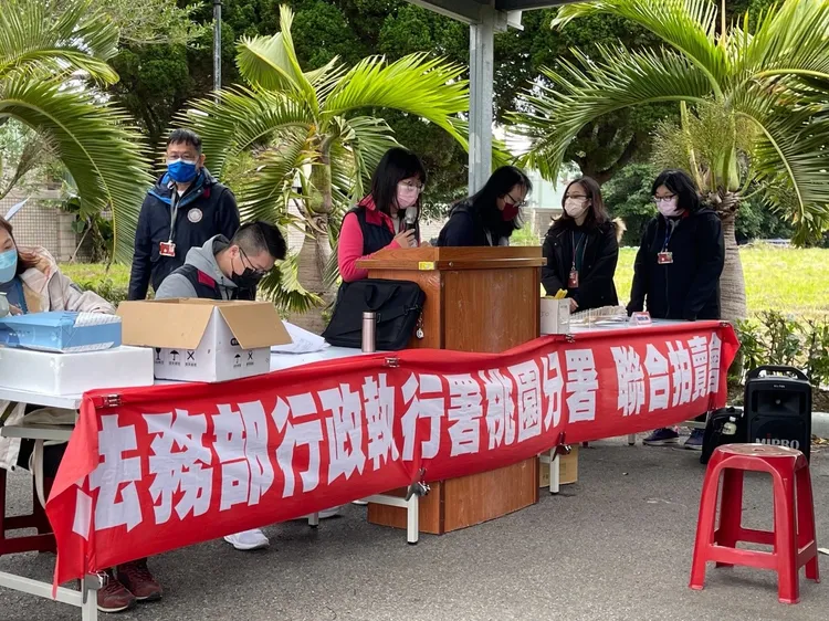 桃園分署今天拍賣出6台車，連同不動產、股票為國庫進帳80萬餘元。桃園分署提供