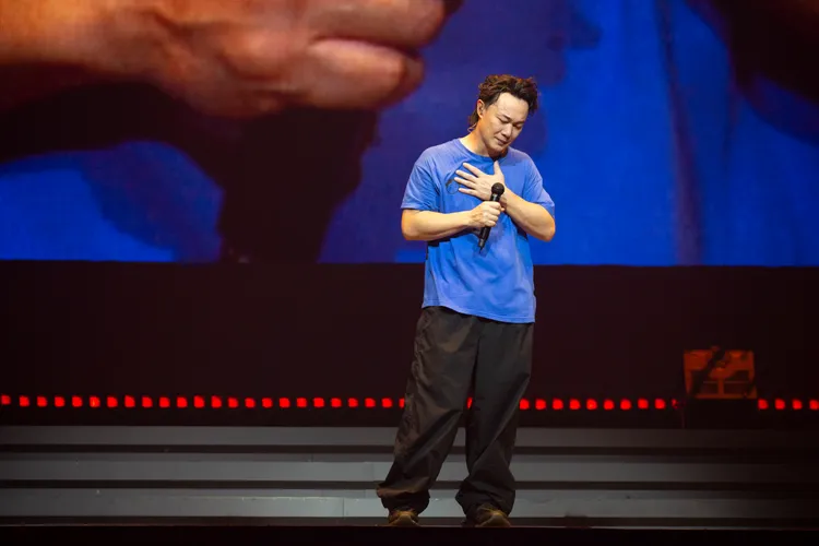 陳奕迅出道27年第1次在台上落淚。ESL Limited提供