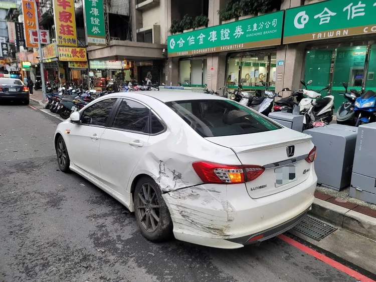 張男當時在車上，被從後方撞上後，自己臉部也往方向盤猛撞。警方提供