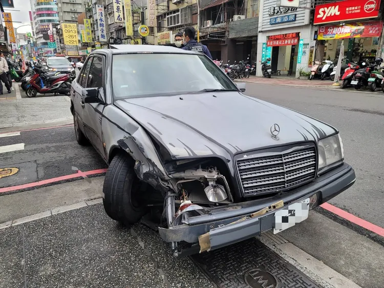 男子丟下賓士車後，招手攔下計程車逃逸。警方提供