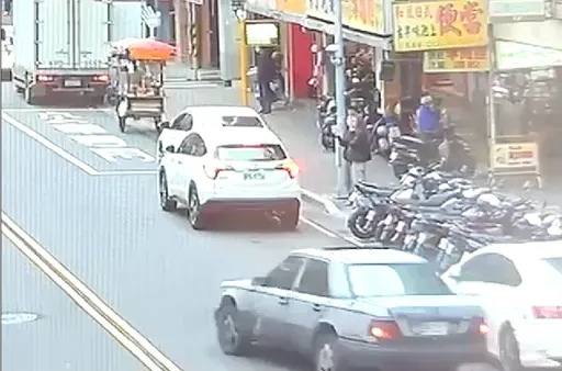 新北男路邊停車接友遭撞 肇事駕駛竟搭計程車落跑