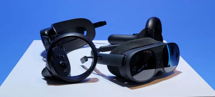 VIVE XR Elite 僅625公克，可輕鬆收納。陳俐妏攝