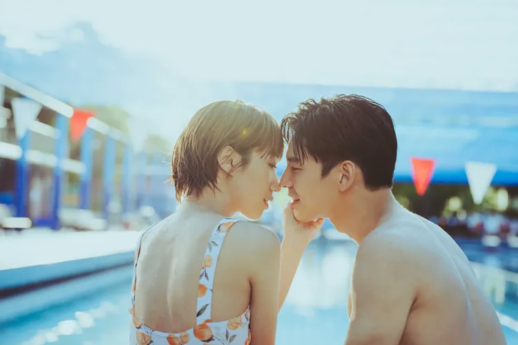 Lulu黃路梓茵（左）、林柏宏在泳池有浪漫對手戲。百聿數碼提供