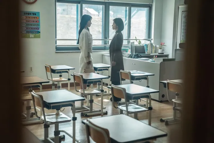 宋慧喬（右）在《黑暗榮耀》劇中為向林知衍（左）復仇，成為了她女兒的班導師。翻攝limjjy2 IG