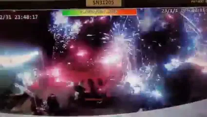 跨年夜大鬧小琉球！遊客嗨玩煙火竟朝人狂射　害她褲子炸破「二度灼傷」