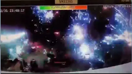 煙火在人群中炸開。翻攝自爆怨公社