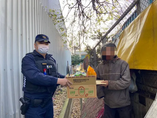 老翁無家可歸靠床墊遮風避雨　大園警寒冬送暖贈物資