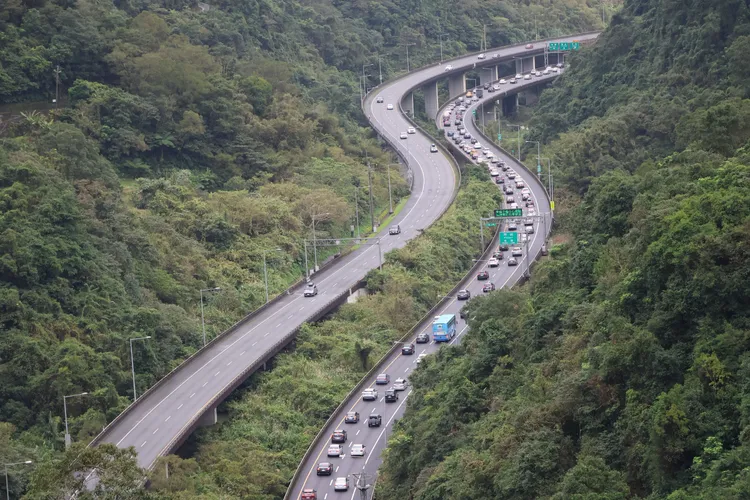 高公局預估，明天國道交通量為115百萬車公里。資料照，鄭孟晃攝