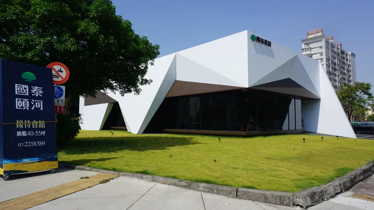 國泰建設校園景觀宅「國泰頤河」目前成交百戶，屬愛河畔正對河濱國小住宅。葉家銘攝