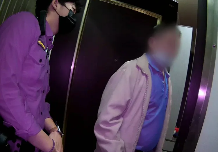 警方查詢老翁身分，開車親送回家。警方提供