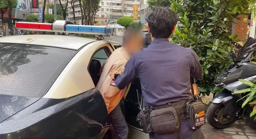 新北老翁搭小黃去「大廟」拜拜 呆坐寺內不回家真相曝