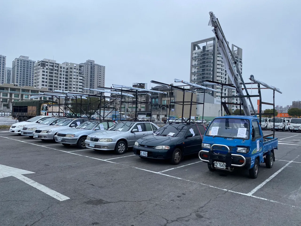 六輛車都被拖到拖吊場保管。市府提供