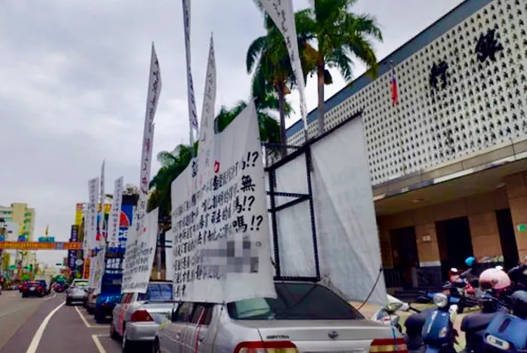 交通局認為車輛加裝框架為「遊動廣告」。市府提供