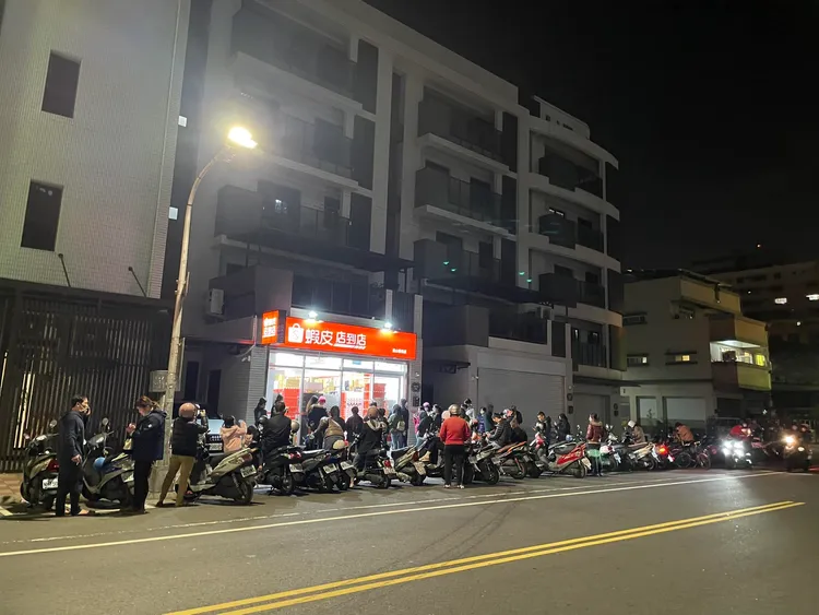 網友路過高雄蝦皮店，驚見大排長龍。翻攝臉書社團《路上觀察學院》