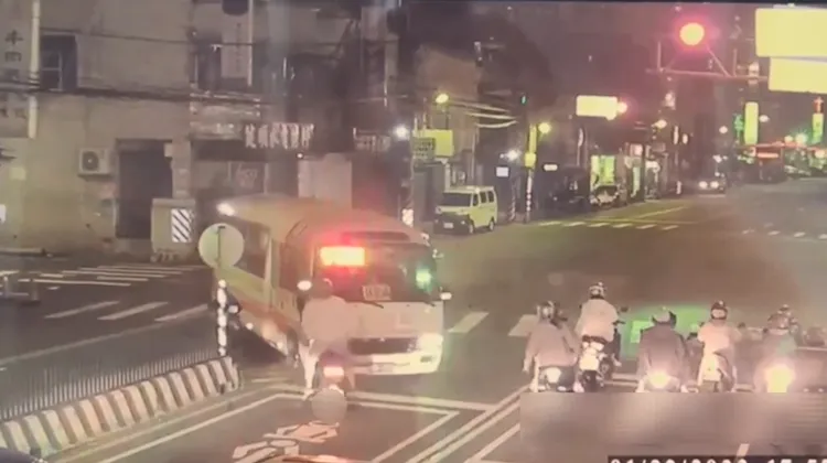 公車轉彎時開到對向車道，撞上無辜騎士。翻攝畫面