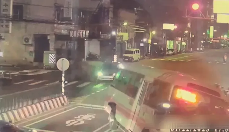 公車輾過騎士及機車後，整輛車彈起來。翻攝畫面