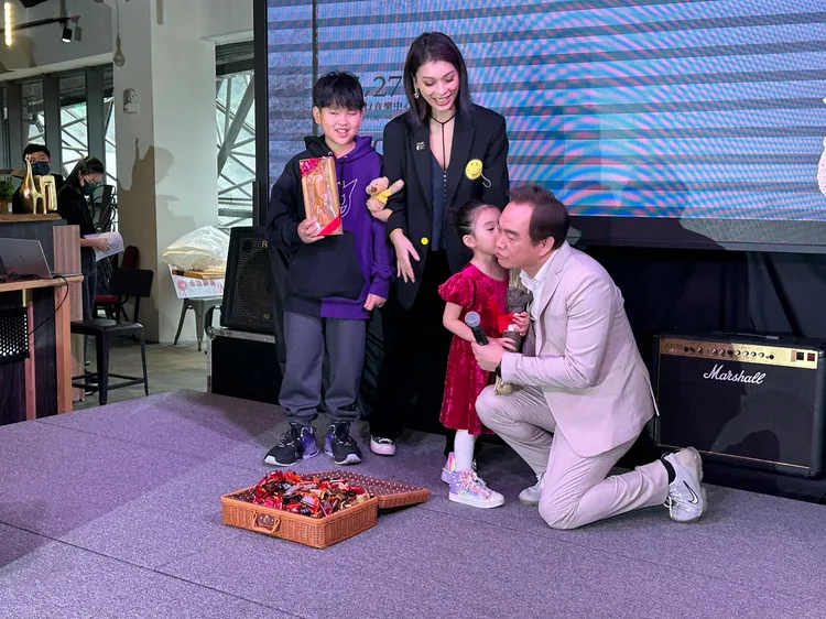 康康女兒獻吻。林丞偉攝