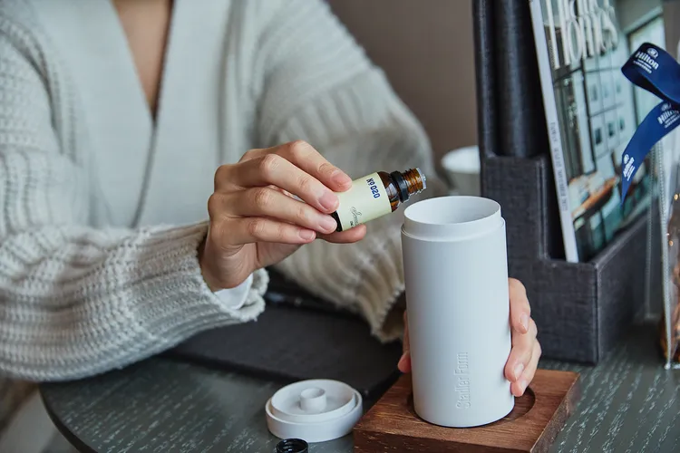 旅行更需要營造舒適熟悉的宜人氣味，更貼心加贈植物芳療知名品牌「約翰森林JOHNRAY複。新板希爾頓提供方精華15ml」（價值：1,680元）