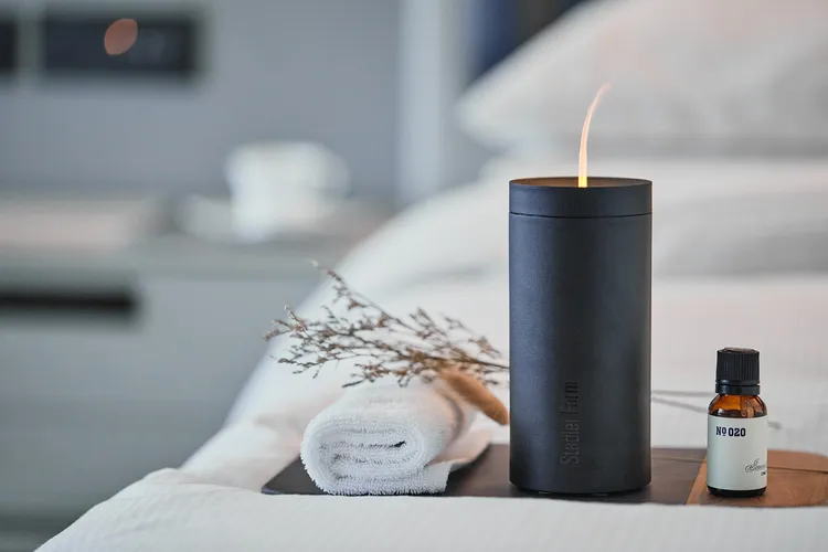 年度熱銷「Lucy無線燭光水氧機」（價值2,980元），大小如同保溫瓶。新板希爾頓提供