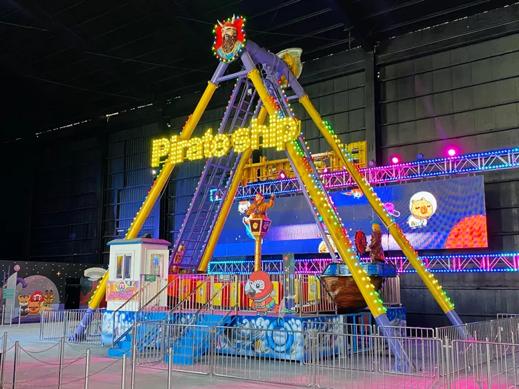 「尖叫飛船」旁架設一面長達12公尺的超大LED，提供最佳聲光感受。王志弘攝