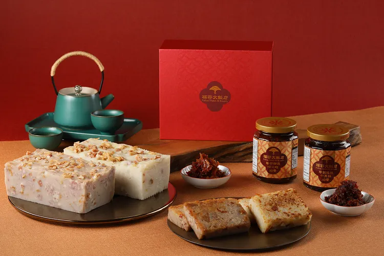 「吉醬糕升」伴手禮盒內含精選 XO 醬禮盒、港式臘味蘿蔔糕與懷舊家鄉芋頭糕。福容大飯店提供