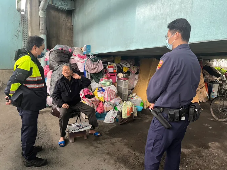 警方也勸說說林翁無果。新莊區公所提供