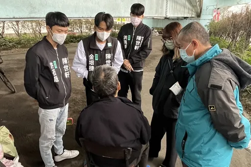 新莊男「穴居」台65線高架橋下 夾縫中求生存!撿資源回收辛苦度日