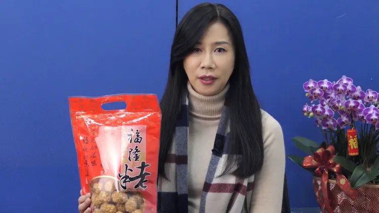 萬美玲強調「福隆粩」的招牌人氣口味可是要拿號碼牌才搶得到的。萬美玲辦公室提供