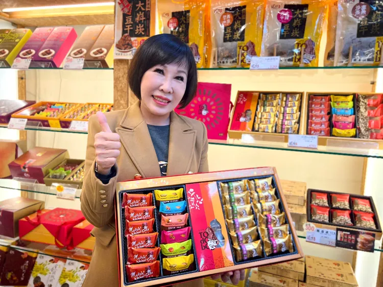 呂玉玲真心推薦「龍情花生糖」，更說老少咸宜，一盒搞定。呂玉玲辦公室提供