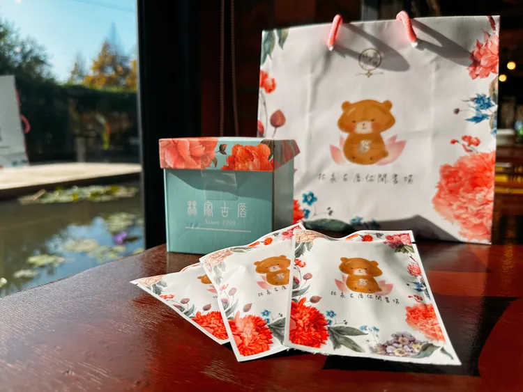 黃世杰伴手禮超特別，竟然是蓮花做成的香草茶。黃世杰辦公室提供