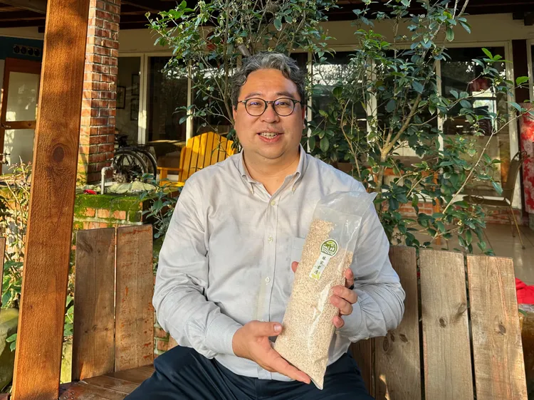 黃世杰說，他第一次喝到蓮花香草茶就被驚艷到。黃世杰辦公室提供