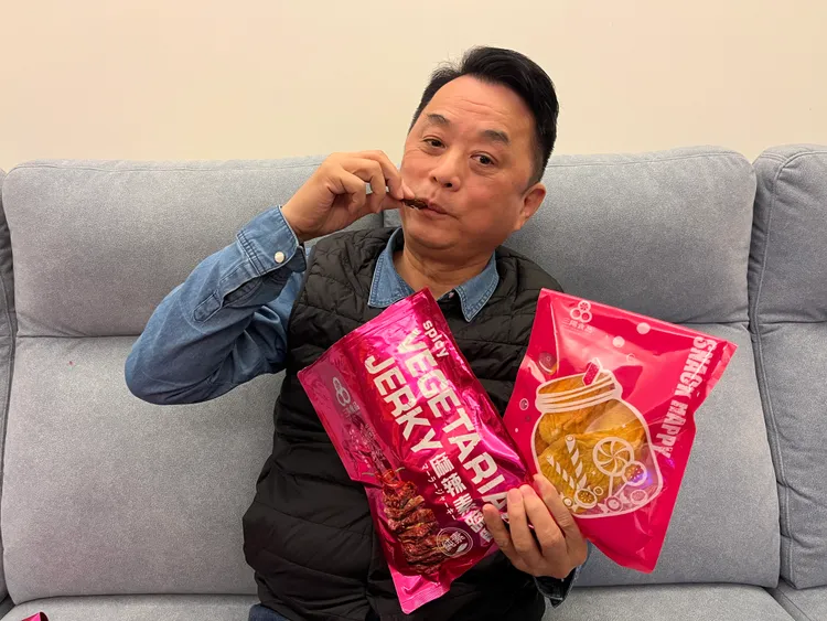 魯明哲笑說「三陽食品」是中壢一甲子的回憶。魯明哲辦公室提供