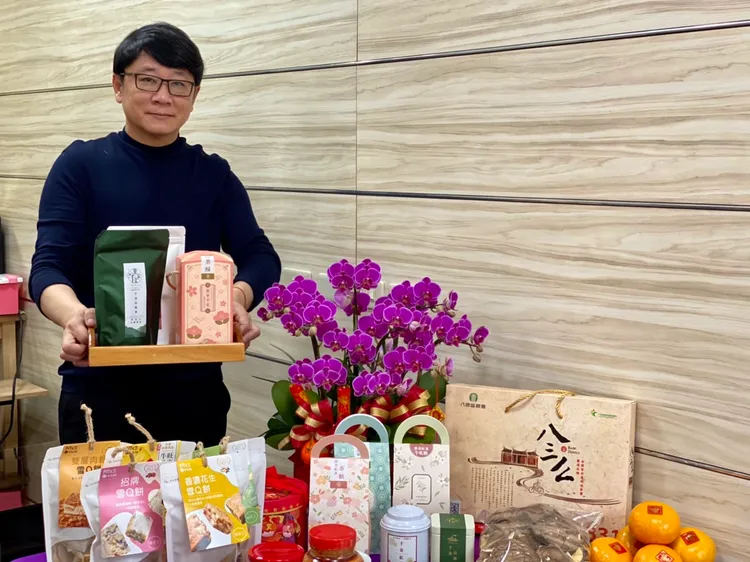 趙正宇超海派，6珍品伴手禮擠滿桌子。趙正宇辦公室提供