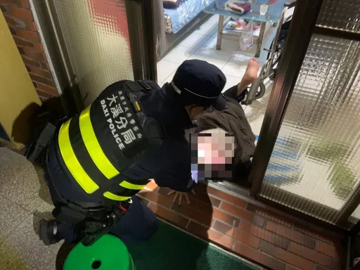 中風婦跌坐家中無人顧 大溪警聞聲察覺速攙扶休息