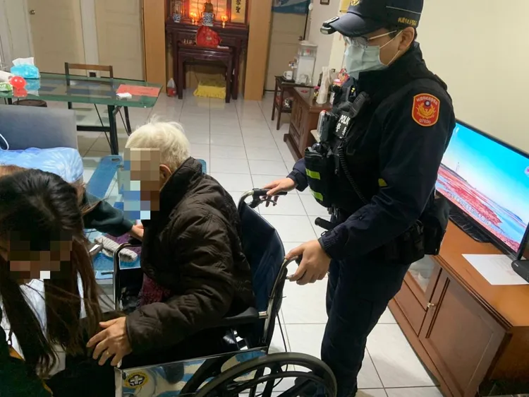 警方協助婦人。警方提供