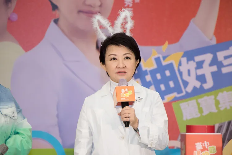 盧秀燕恭喜第四屆台中購物節最大獎精品好宅得主，「買車子送房子」！台中市政府提供