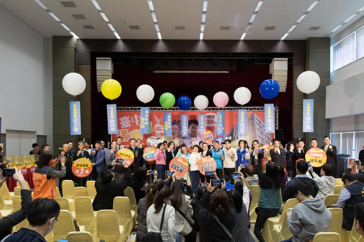 第四屆台中購物節抽獎，造就了7個百萬富翁跟「買車送房」幸運兒。台中市政府提供