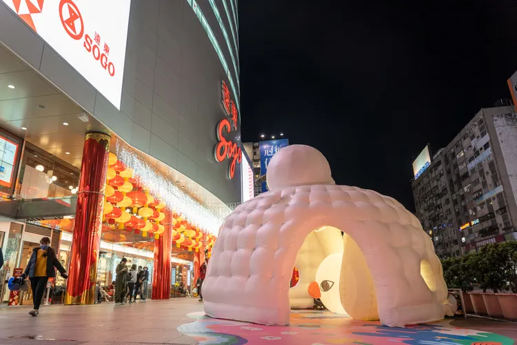 藝術家吳麒以活潑可愛的兔子為題，在SOGO忠孝館前方設置大型兔子造型充氣裝置「Hi Hide」。北市觀傳局提供