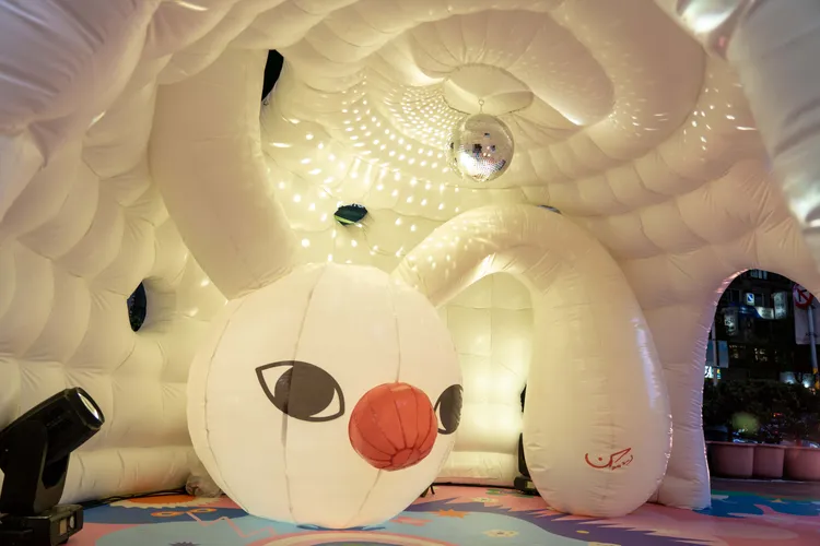 民眾走進兔兔的內心世界，會發現牠正在裡面開Party。北市觀傳局提供