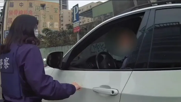 警方盤查林男車輛。桃園警分局提供