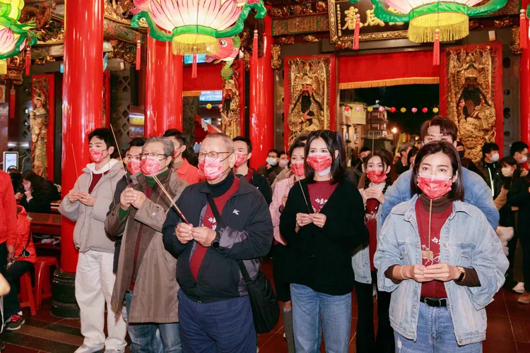 《牛車來去》導演李岳峰（前排右三）率領演員群於慈祐宮參拜，祈求收視長紅。公視、禾豐製作提供