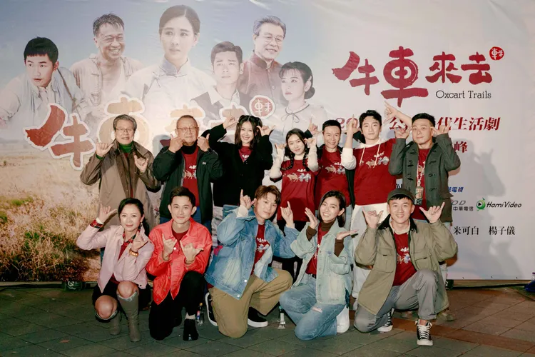 《牛車來去》前晚於慈祐宮廣場舉辦戶外特映，前排左起為高欣欣、曾子益、蕭景鴻、米可白、張景閎，後排左起為楊烈、導演李岳峰、安心亞、鄧雨忱、吳鈴山、葛丞、廖錦德。公視、禾豐製作提供
