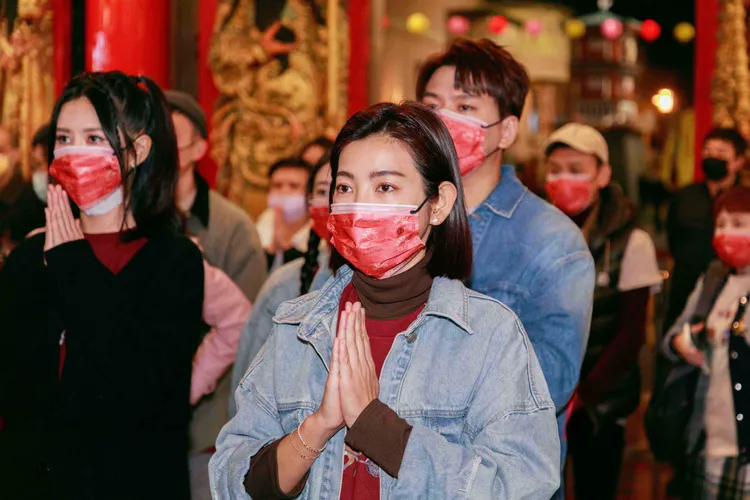 米可白（中）劇中飾演一直未能懷孕的醫院千金，參拜註生娘娘時感觸甚深。公視、禾豐製作提供