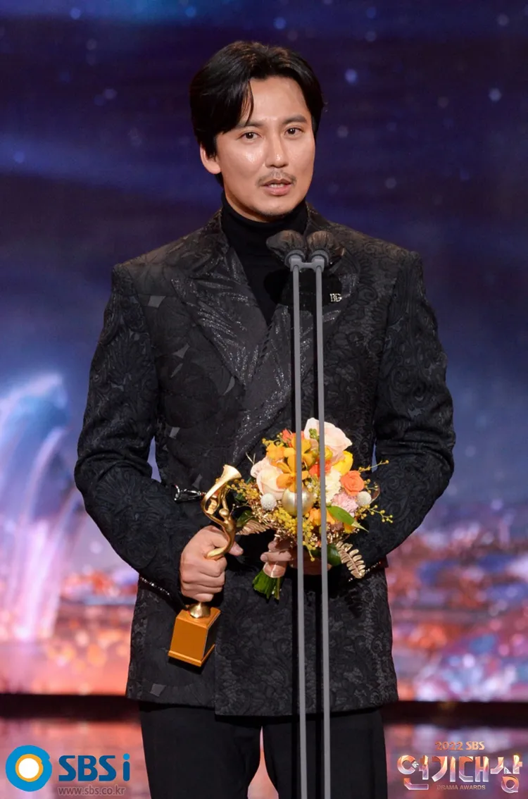 金南佶2度抱走SBS演技大賞年度大獎，把功勞歸功給劇中扮壞人的演員們。翻攝SBS