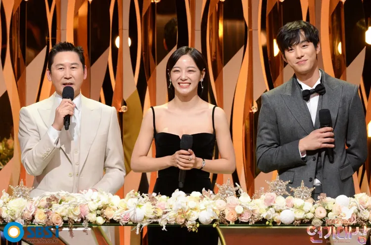 申東燁（左起）、《社內相親》金世正與安孝燮擔任主持人。翻攝SBS