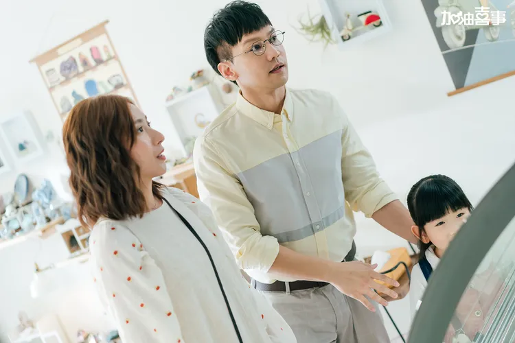 鄒承恩（中）、楊晴（左）與小童星互動方式不同。TVBS提供